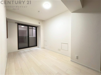 明るい色合いのフローリングとクロスを使用した洋室は家具やインテリアとも調和しやすく空間が広く感じられ開放感を生み出します。自然光を効果的に反射し、室内を明るく保つため、日中の照明使用を抑えられます。