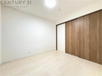 創造性や成長を促す遊びの空間を提供。学習や趣味に集中できる環境を整えます。個別のプライベートスペースは自己表現と自立心を育み、心地よい睡眠環境を整えリラックスできる場所を提供。