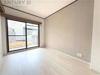 リラックスできるプライベート空間で、快適な睡眠をサポート。個人の好みに合わせたインテリアや寝具で心地良さを追求。プライベートな時間を過ごし、リフレッシュする場所におすすめです。