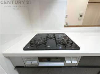 多数の調理器具を同時に使用でき、料理の効率化が可能。省エネで節約になり、様々な料理スタイルに適応できます。また、火力調整が独立しており、手入れや掃除もしやすく、今よりもっとお料理が楽しくなるかも。