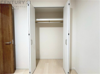 衣類やアクセサリー、小物類の収納が便利で整理整頓がしやすく、部屋の美観を保ちつつ、スペースを最大限に活用できます。衣服のしわやダメージを防ぎ、長持ちさせることができます。