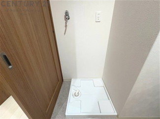 洗濯物の仕分け作業がしやすく、整理整頓が容易になります。洗濯音や湿気を他の部屋に持ち込まず、生活環境を快適に保ちます。上部を活用すれば収納スペースを確保でき洗剤や洗濯用品の整理もしやすくなります。