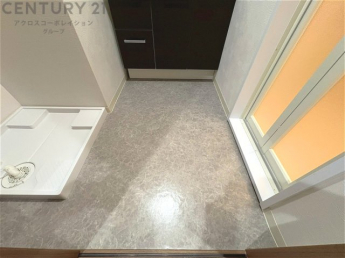 衣服の収納や脱ぎ着や整理整頓がしやすく、湿った衣類を乾燥させるスペースがありカビや臭いの発生を防ぎます。床の汚れを他の部屋に持ち込まず清潔を保つことができます。また快適な入浴環境の整備にも役立ちます。