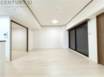 キッチン前のダイニングスペース　カウンターキッチンから料理の受け渡し等に便利です。ダイニングセットを置いても十分な広さを確保。