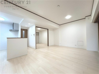 キッチン前のダイニングスペース　カウンターキッチンから料理の受け渡し等に便利です。ダイニングセットを置いても十分な広さを確保。