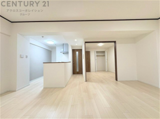 キッチン前のダイニングスペース　カウンターキッチンから料理の受け渡し等に便利です。ダイニングセットを置いても十分な広さを確保。