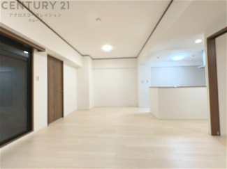 キッチン前のダイニングスペース　カウンターキッチンから料理の受け渡し等に便利です。ダイニングセットを置いても十分な広さを確保。