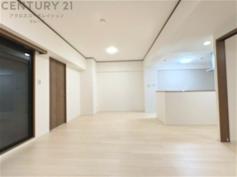 キッチン前のダイニングスペース　カウンターキッチンから料理の受け渡し等に便利です。ダイニングセットを置いても十分な広さを確保。