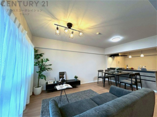 リビングダイニングは家族や友人とのコミュニケーションを楽しむ場所でくつろぎながら食事や会話を楽しめ、多目的に利用できリラックスできる空間です。家庭内の中心として機能し、快適な生活をサポートします。