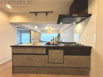 シンプルなデザインと使いやすさを兼ね備えた対面式システムキッチンは、効率的な作業スペースを提供し、家族やゲストとのコミュニケーションを促進します。