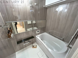 ユニットバスは省スペースでありながら、シンプルな設計と使いやすさを備え、簡便なメンテナンスが可能です。またミラー・小物置き場もあり便利です。