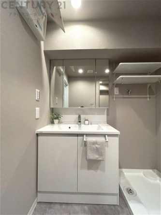 化粧品や洗顔料、歯ブラシなどの必需品をまとめて置ける収納スペースがあり、使用するたびに取り出す手間が省けます。また、水回りのため、濡れても大丈夫な素材が使用されており、お手入れが簡単です。