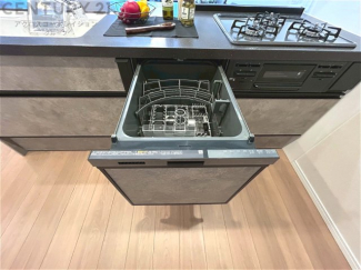 手洗いに比べて時間や労力を節約できることです。また、高温のお湯で洗浄されるため、雑菌や細菌を殺菌する効果もあります。さらに、乾燥機能があるため、手で拭く手間も省け衛生的に保管できます。