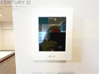 訪問者が来たときにテレビ画面で確認できるため、安心してドアを開けられます。録画機能があるものもあり、留守中に来訪者を記録しておくことができます。利便性が高く、セキュリティ面でも安心です。