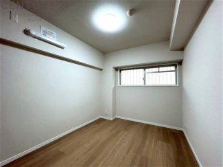 明るい色合いのフローリングとクロスを使用した洋室は家具やインテリアとも調和しやすく空間が広く感じられ開放感を生み出します。自然光を効果的に反射し、室内を明るく保つため、日中の照明使用を抑えられます。