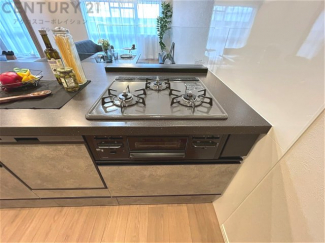 多数の調理器具を同時に使用でき、料理の効率化が可能。省エネで節約になり、様々な料理スタイルに適応できます。また、火力調整が独立しており、手入れや掃除もしやすく、今よりもっとお料理が楽しくなるかも。