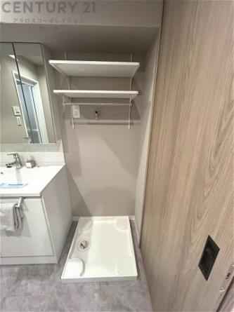 洗濯物の仕分け作業がしやすく、整理整頓が容易になります。洗濯音や湿気を他の部屋に持ち込まず、生活環境を快適に保ちます。上部を活用すれば収納スペースを確保でき洗剤や洗濯用品の整理もしやすくなります。