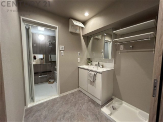 衣服の収納や脱ぎ着や整理整頓がしやすく、湿った衣類を乾燥させるスペースがありカビや臭いの発生を防ぎます。床の汚れを他の部屋に持ち込まず清潔を保つことができます。また快適な入浴環境の整備にも役立ちます。