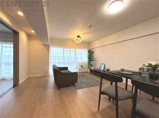 キッチン前のダイニングスペース　カウンターキッチンから料理の受け渡し等に便利です。ダイニングセットを置いても十分な広さを確保。