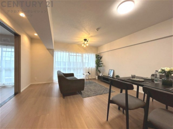 キッチン前のダイニングスペース　カウンターキッチンから料理の受け渡し等に便利です。ダイニングセットを置いても十分な広さを確保。