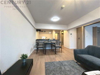 リビングダイニングは家族や友人とのコミュニケーションを楽しむ場所でくつろぎながら食事や会話を楽しめ、多目的に利用できリラックスできる空間です。家庭内の中心として機能し、快適な生活をサポートします。