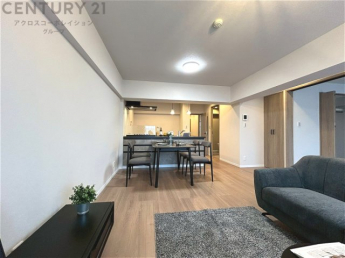 リビングダイニングは家族や友人とのコミュニケーションを楽しむ場所でくつろぎながら食事や会話を楽しめ、多目的に利用できリラックスできる空間です。家庭内の中心として機能し、快適な生活をサポートします。