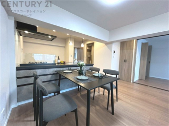 キッチン前のダイニングスペース　カウンターキッチンから料理の受け渡し等に便利です。ダイニングセットを置いても十分な広さを確保。