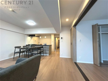 キッチン前のダイニングスペース　カウンターキッチンから料理の受け渡し等に便利です。ダイニングセットを置いても十分な広さを確保。