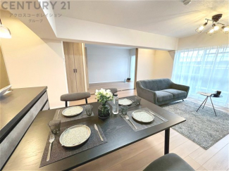 キッチン前のダイニングスペース　カウンターキッチンから料理の受け渡し等に便利です。ダイニングセットを置いても十分な広さを確保。