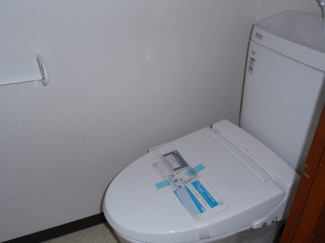 1階の温水洗浄便座付きトイレ