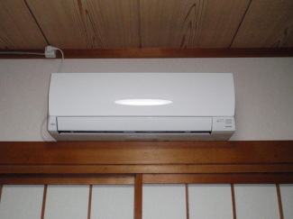 1階和室に設置されたエアコン。　前入居者の残置物になります。