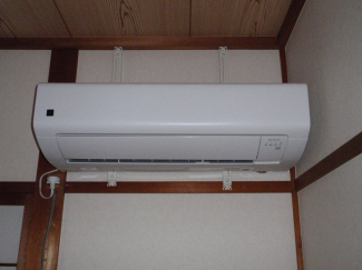 2階和室に設置されたエアコン。　前入居者の残置物になります。