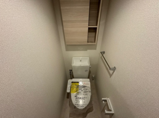 落ち着いた色調のトイレです