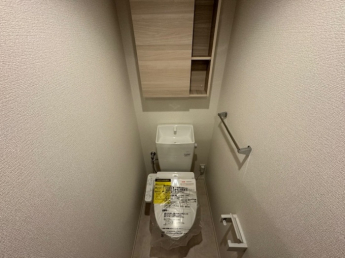 落ち着いた色調のトイレです