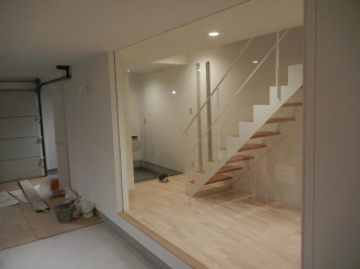 ガラス張りのインナーガレージ