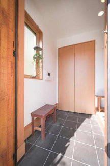 正面には縦に長い大型収納。ゴルフバッグやサーフボードなども余