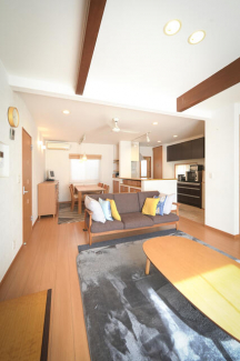 幅広いキッチンカウンターの前にダイニングスペース。できたてを