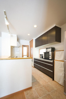 上下セパレートの大型カップボード。まとめ買いも怖くない、頼れ