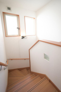 階段ホールには飾り窓があって、明るい空間になってます。