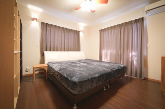 ２階にある主寝室は８帖の広さ。キングサイズのベッドでも、横に