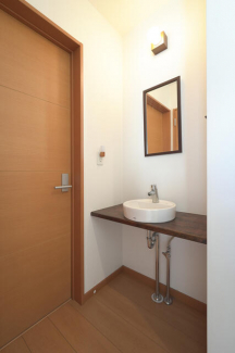 朝の身支度が２階で完結する、主寝室横の洗面です。