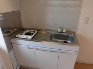 １口ガスコンロ付きのミニキッチン。都市ガスなので経済的です。