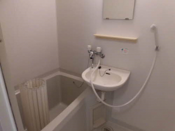 シャワー付き。洗面台がついたお風呂です。