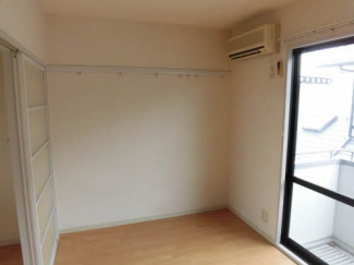 すっきりとした洋室。洋服などがかけられるフックがついています。