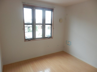 （参考写真・中部屋）おしゃれな窓のお部屋です。角部屋は小窓があります。