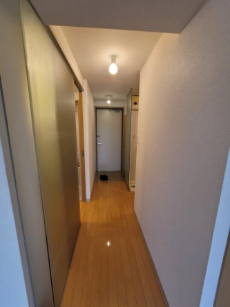 正面が玄関です。右側がキッチン。左側が洗面所・トイレとお風呂です