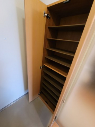 トールタイプの靴箱です。収納力は十分あります。