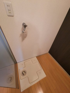 室内洗濯機置き場です。右側は冷蔵庫置き場になります