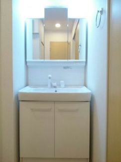 ゆったりとスペースのある洗面所