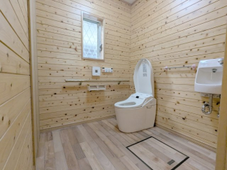 １階のトイレはバリアフリーで車いすも入れる広さがあります